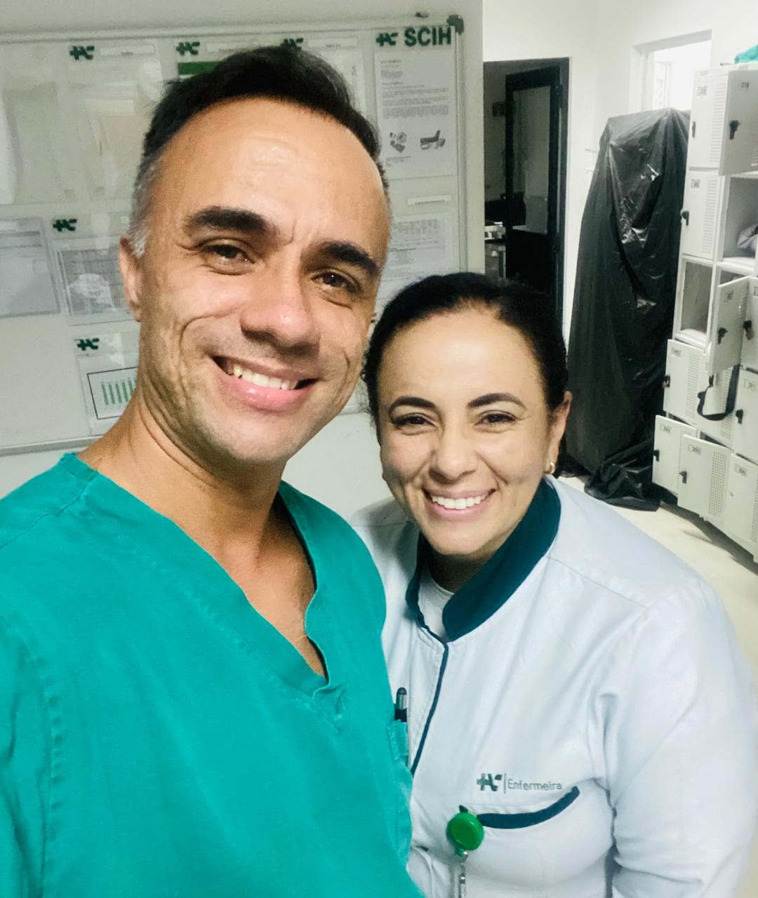 Selfie de Jaqueline e Geremias sorrindo juntos